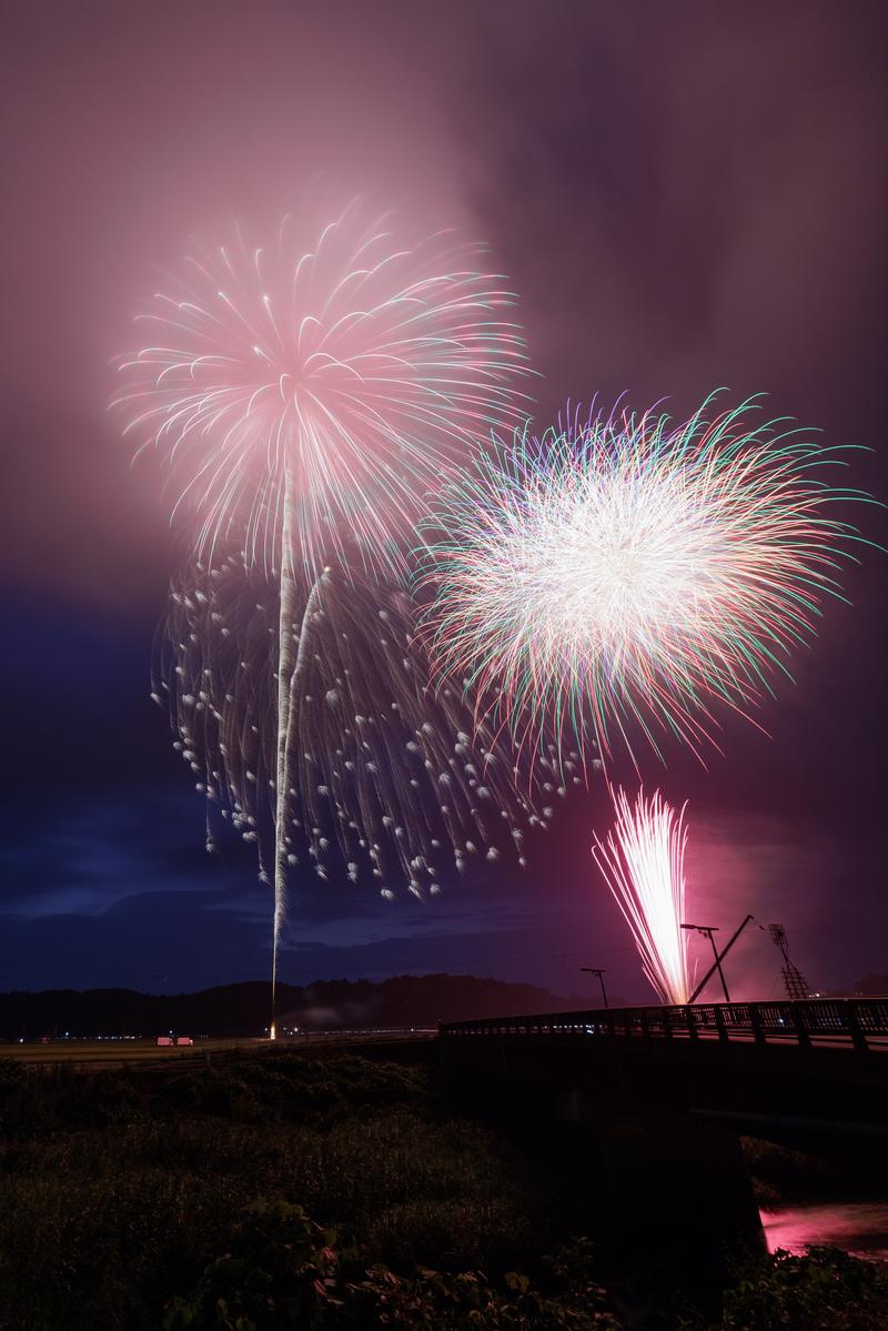 浅川の花火大会と二尺玉の夜空の写真素材 - フリー素材ぱくたそ