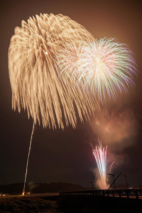 浅川町の打ち上げ花火大会で夜空に咲く二尺玉