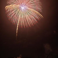 煌めき浅川の花火大会、夜空に広がる二尺玉の打ち上げ花火の写真