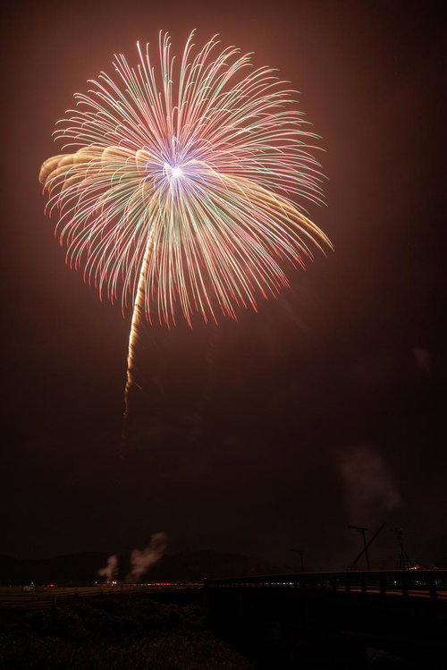 煌めき浅川の花火大会、夜空に広がる二尺玉の打ち上げ花火