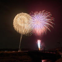 浅川町の花火大会で打ち上げられた二尺玉の光跡の写真