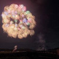 光跡を描く夜空、浅川町の打上げ花火大会の夜間撮影の写真