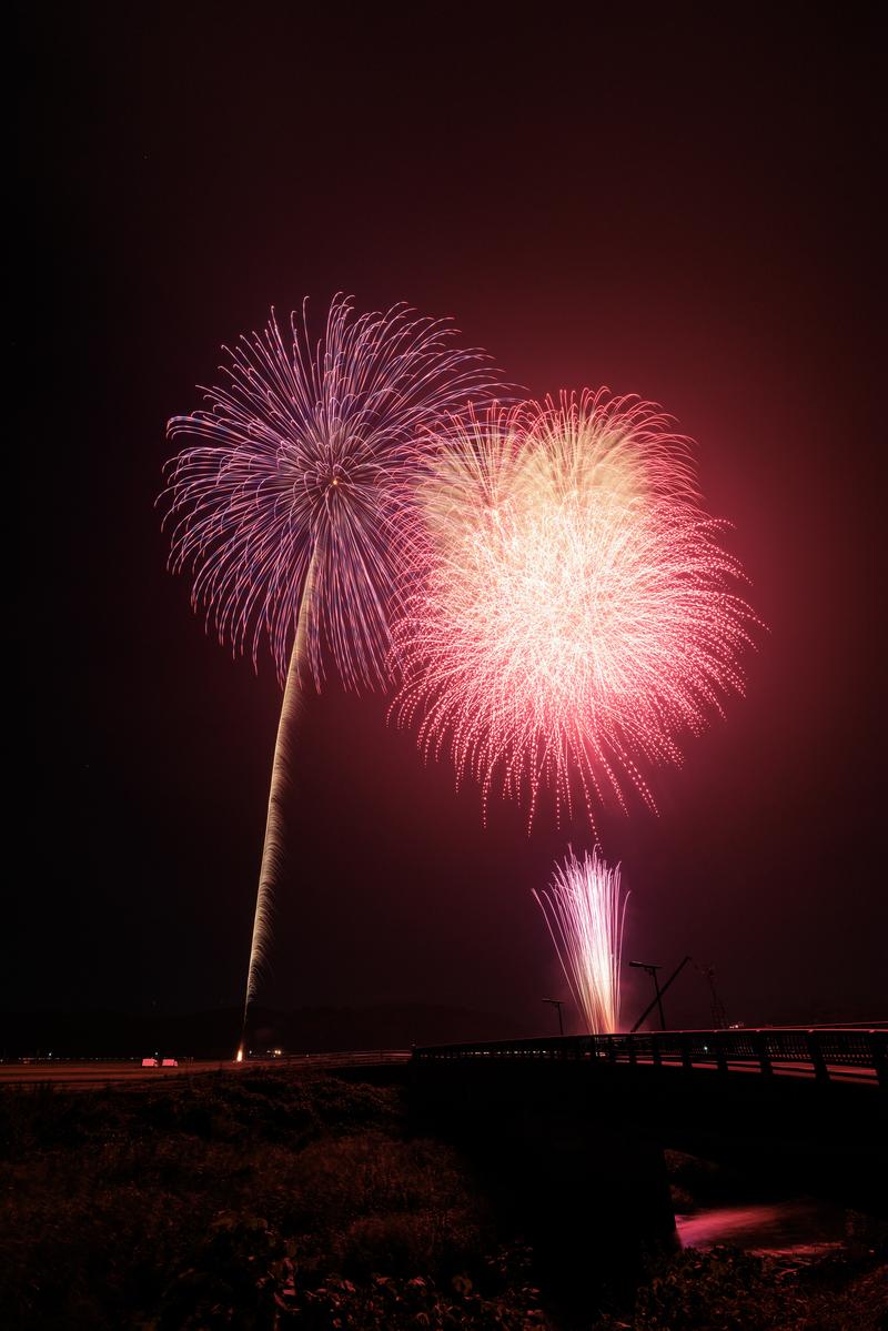 浅川町の花火大会で夜空に打ち上がる紫と赤色の花火