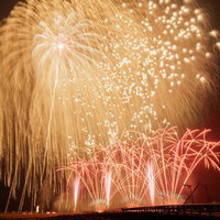 浅川の花火、尺玉の光跡が夜空に広がる福島県浅川町の打上げ花火の写真