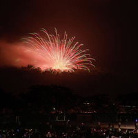 城山からの浅川の花火、地雷火と赤い閃光の光跡の写真