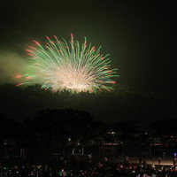 城山の夜空を彩る浅川の花火大会の光跡と夏祭りの輝きの写真