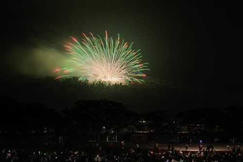 城山の夜空を彩る浅川の花火大会の光跡と夏祭りの輝き