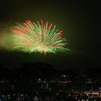 城山から見る浅川の花火の閃光と地雷火の絶景の写真