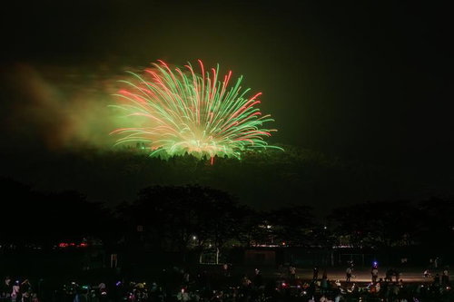 城山から見る浅川の花火の閃光と地雷火の絶景