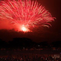 城山から撮った浅川の花火、地雷火の光跡が夜空を染めるの写真