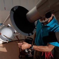 太陽の黒点を望遠鏡で観測・解説する星の村天文台長の写真