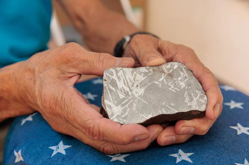 数億年かけて宇宙でできたニッケルと鉄の結晶を手のひらに乗せた隕鉄