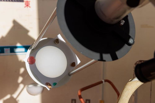 星の村天文台の天体観測室で太陽の黒点を観測する機器