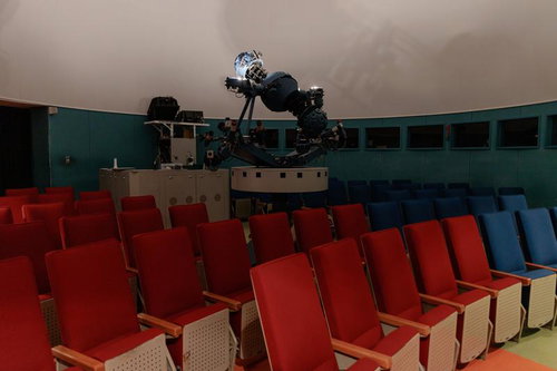 星の村天文台プラネタリウムの赤い座席と投影機