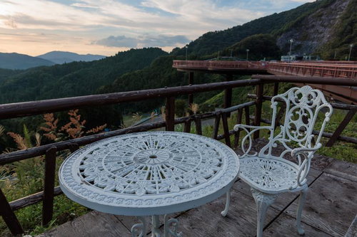 星の村天文台の展望デッキから眺める山並みとガーデンテーブル