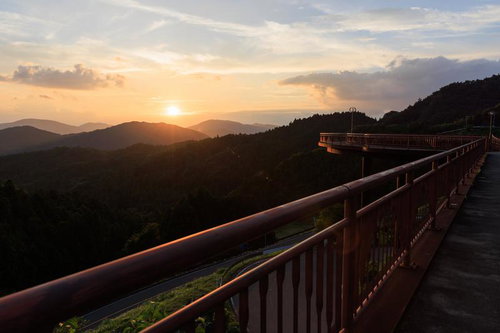 天地人橋の円形歩道橋から見る星の村天文台と田村市の夕日