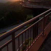 天地人橋からの夕日、星の村天文台の円形歩道橋からの夕焼けの写真