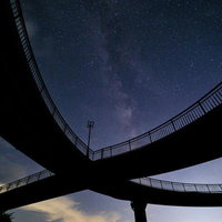 星の村天文台の円形歩道橋から望む天の川と星空の写真