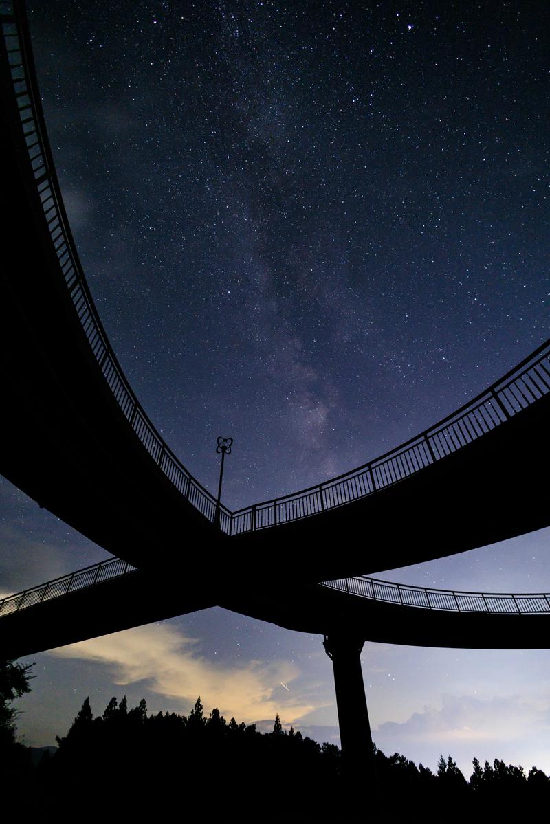 星の村天文台の歩道橋から見上げた天の川と満天の星空