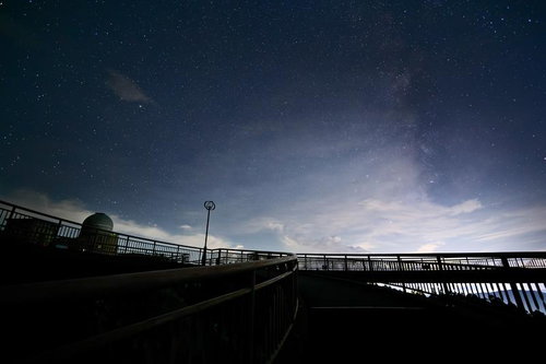 星の村天文台と天地人橋のシルエット、天の川が映える夜空