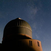 田村市の星の村天文台と天の川が輝く星空の夜景の写真
