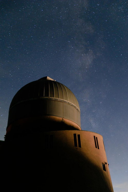 田村市の星の村天文台と天の川が輝く星空の夜景