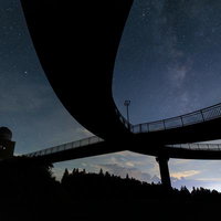 田村市の天地人橋のシルエットと星の村天文台から見える天の川の写真