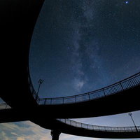 天地人橋のシルエットと星の村天文台の天の川の写真