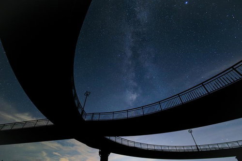 天地人橋のシルエットと星の村天文台の天の川