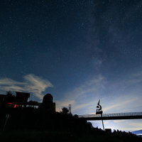 星の村天文台のシルエットと夜空に輝く天の川の写真