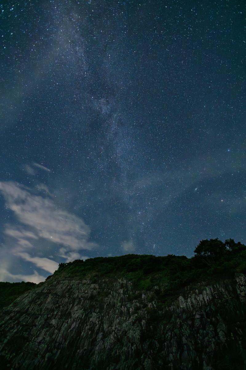 星の村天文台の崖から見上げた、天の川が流れる満天の星空