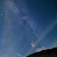 星の村天文台の崖から見上げる天の川と星空の写真