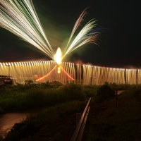 浅川の花火大会の大からくり、光跡を描く花火の写真