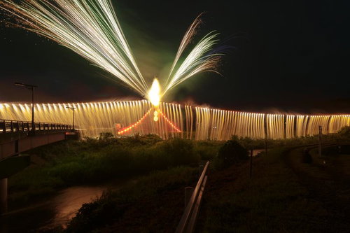 浅川の花火大会の大からくり、光跡を描く花火