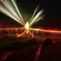 浅川町の大からくりから放つ花火の閃光と光跡の写真