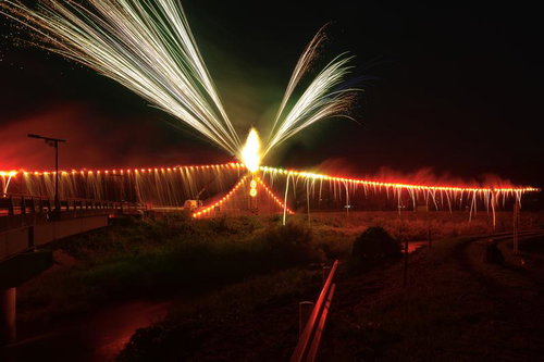 浅川町の大からくりから放つ花火の閃光と光跡