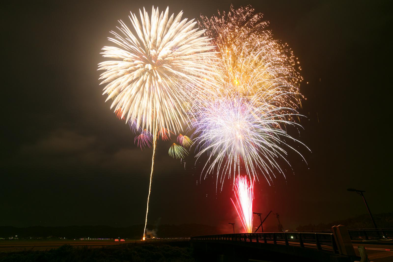 浅川町の花火大会で打ち上げられた色とりどりの花火が夜空に広がっている