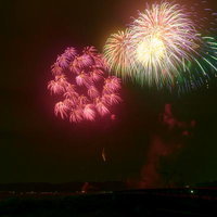 浅川町の夜空に咲く打ち上げ花火、赤やピンク、緑の閃光の写真