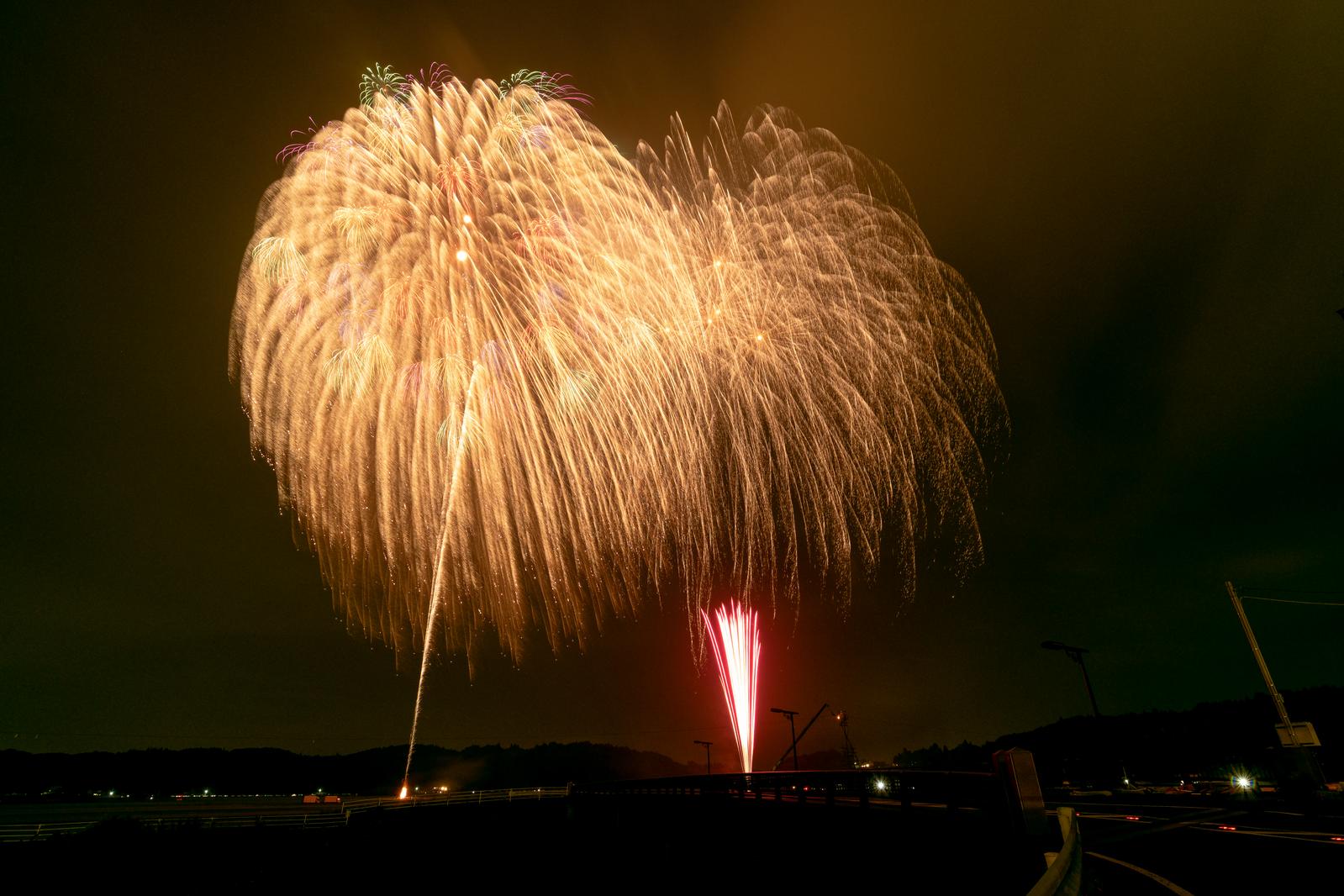 福島県浅川町の花火大会で夜空に開く大輪の打上げ花火