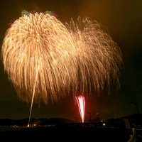 夜空に大きく開く浅川町の打上げ花火と夏祭りの夜景の写真