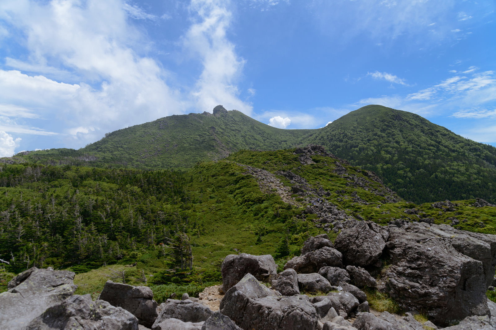 天狗ノ奥庭の岩場と山々の風景