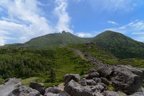 どこまでも伸びる岩場と山々の風景（天狗ノ奥庭）