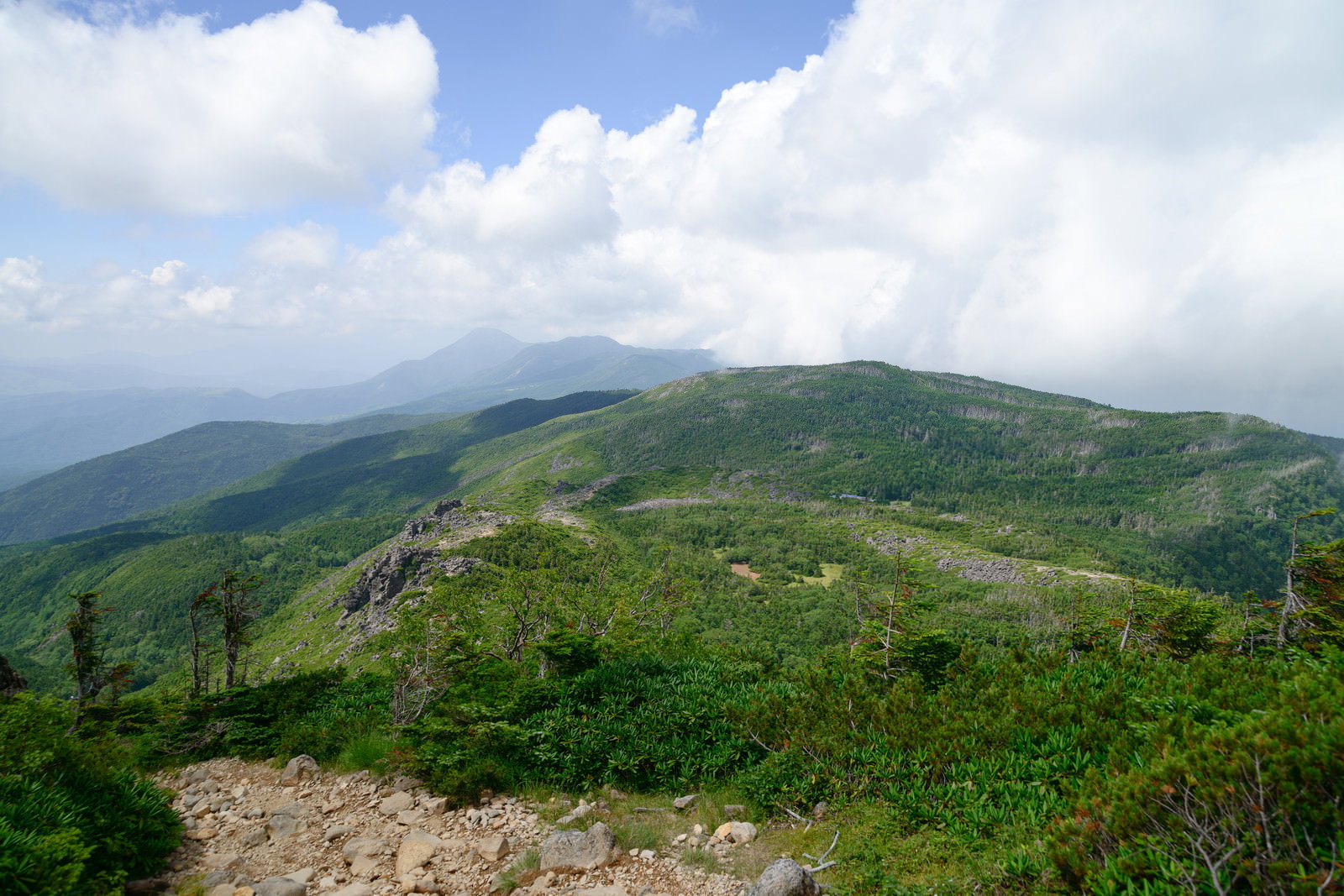 天狗ノ奥庭から見た八ヶ岳連峰の山々と青空に浮かぶ雲