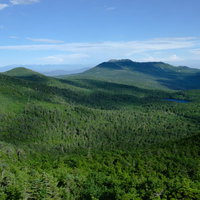 にゅうから望む白駒の森と連なる山々の雄大な風景の写真