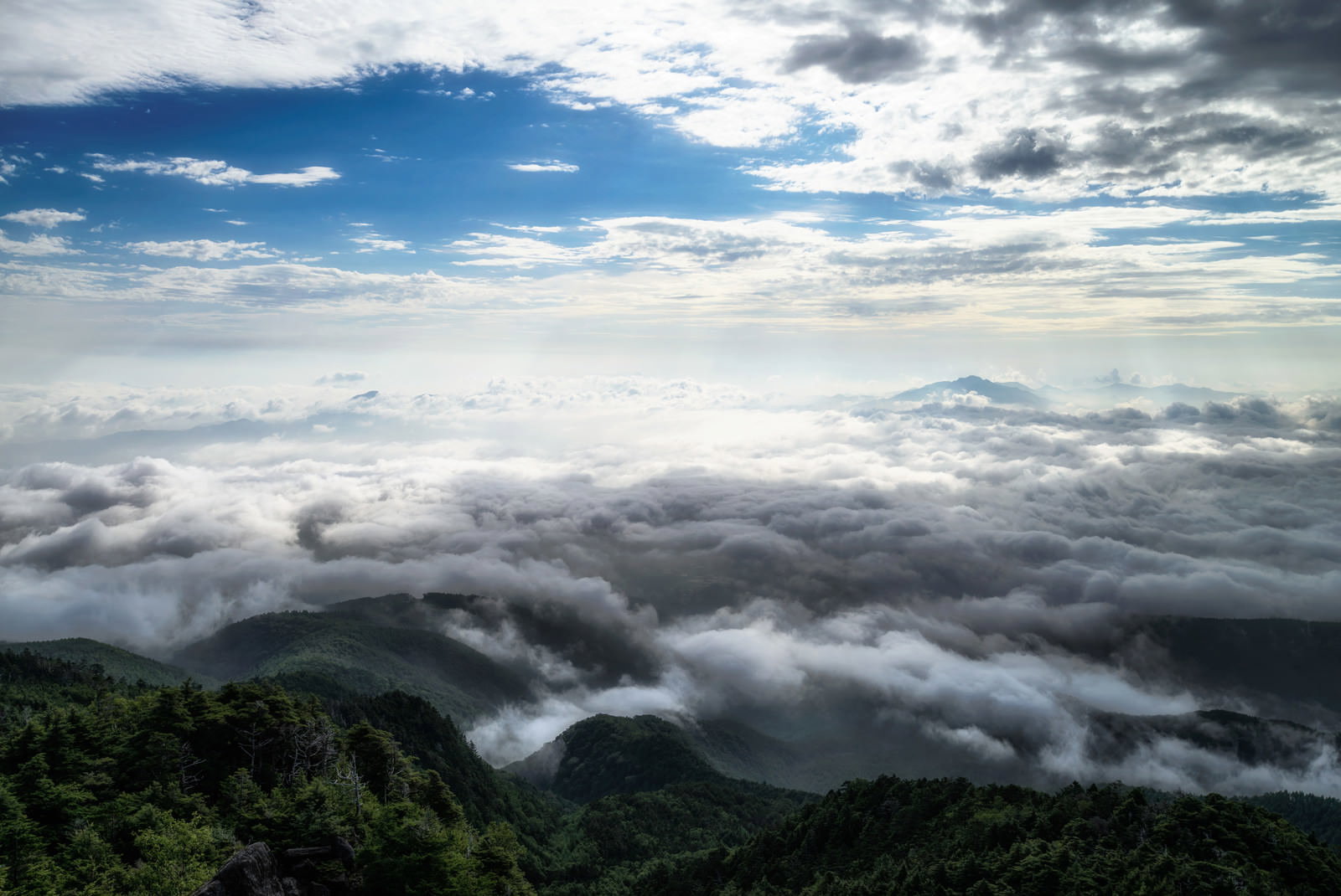 八ヶ岳連峰のにゅうから見た雲海の風景、青空と白い雲が広がる