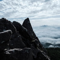 にゅう山頂部の岩峰と八ヶ岳連峰の眺望、雲海の絶景の写真