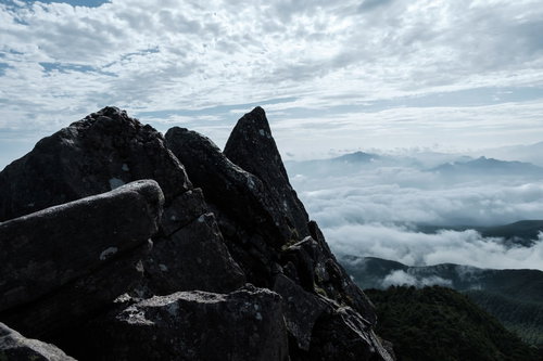 にゅう山頂部の岩峰と八ヶ岳連峰の眺望、雲海の絶景