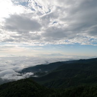 八ヶ岳連峰のにゅう周辺にかかる壮大な雲海の絶景の写真