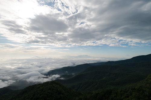 八ヶ岳連峰のにゅう周辺にかかる壮大な雲海の絶景