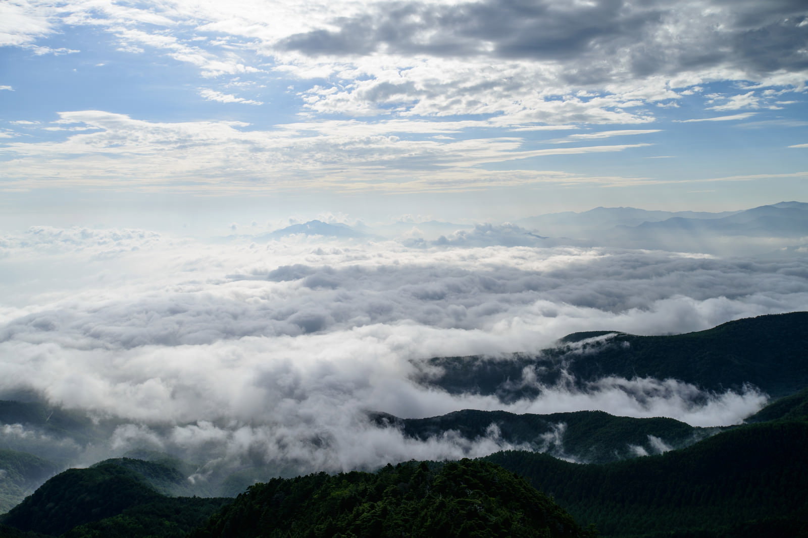 八ヶ岳連峰のにゅうが雲海に覆われ山頂が雲の上に見える風景